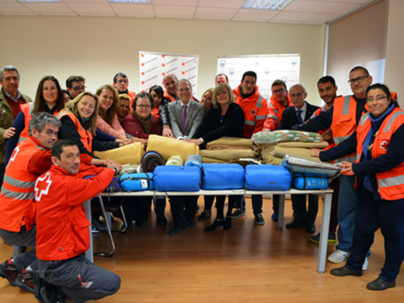 El Ateneo sevillano entrega mantas y sacos de dormir para el colectivo de la Cruz Roja.