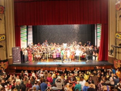 Más de 400 niños viven la gala especial de 'El Carnaval en la Escuela' en el Gran Teatro Falla de Cádiz