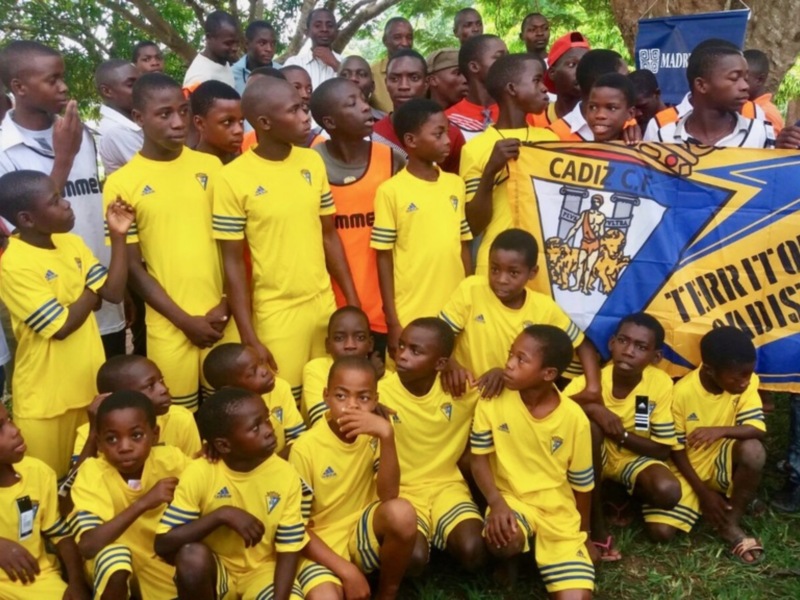 Los escolares de un colegio de Mozambique reciben equipaciones del Cádiz Club de Fútbol