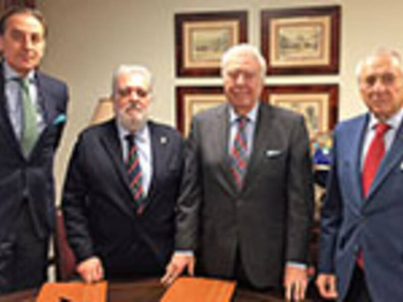 José Luis García Palacios y Jesús Contreras Ramos firman el convenio entre Fundación Caja Rural del Sur al Real Club de Enganches de Andalucía en 2017