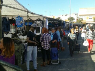 El mercadillo de los lunes ha estrenado hoy su nueva ubicación en el parque Poeta Miguel Hernández