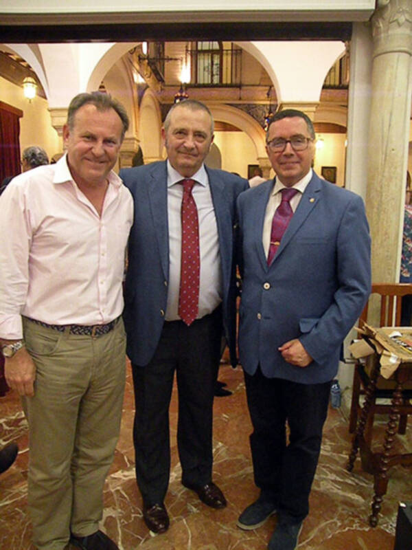 Luis Rizo presentó sus pinturas taurinas en el Círculo Mercantil de Sevilla.