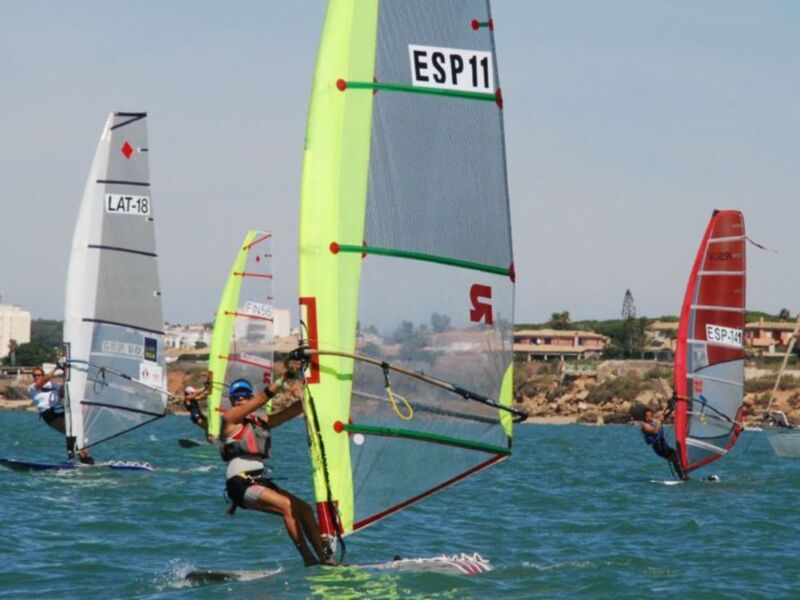 La flota de Raceboard del Club Náutico, en el Campeonato del Mundo de Salou