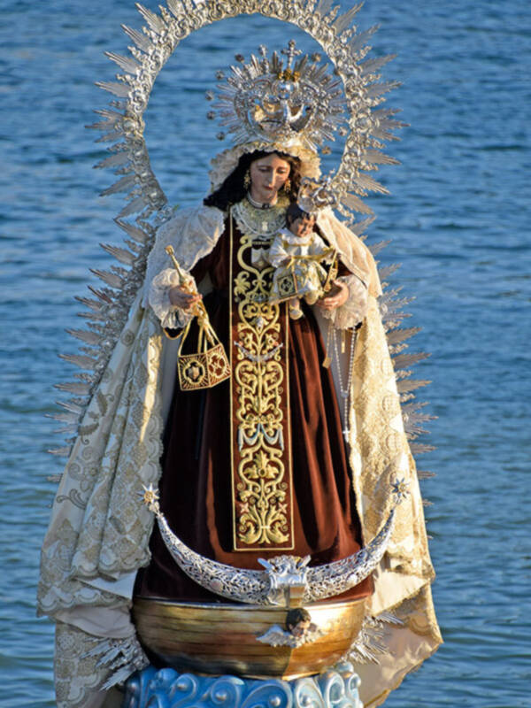 La Virgen del Carmen del puente de Triana procesionó por su río y por su barrio.