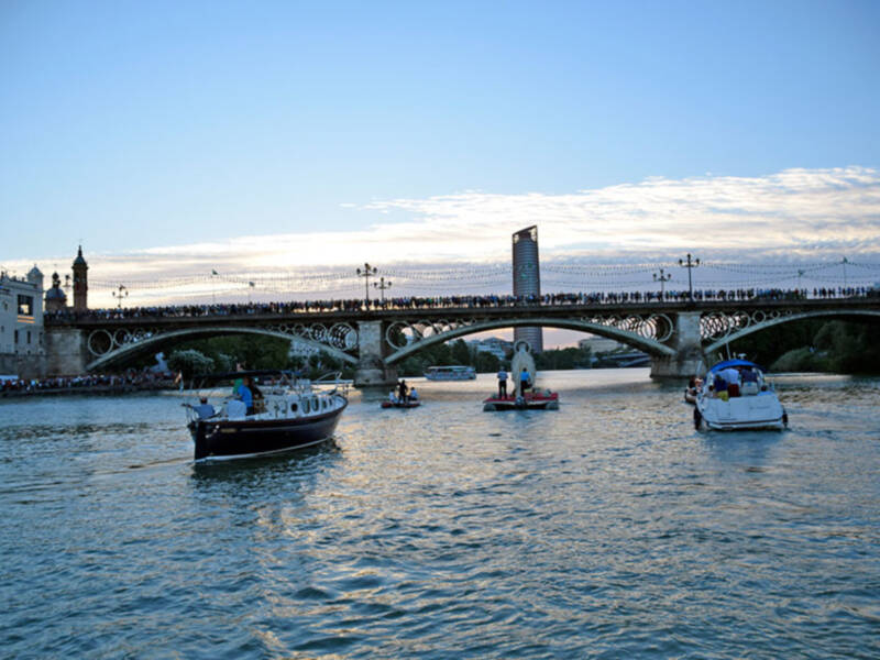 El  arrabal Trianero siguió la procesión  fluvial y terrestre del Carmen del Puente de Triana.