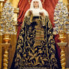 A sin aparase ataviada la virgen de la Soledad de Alcalá del Río en la época estival