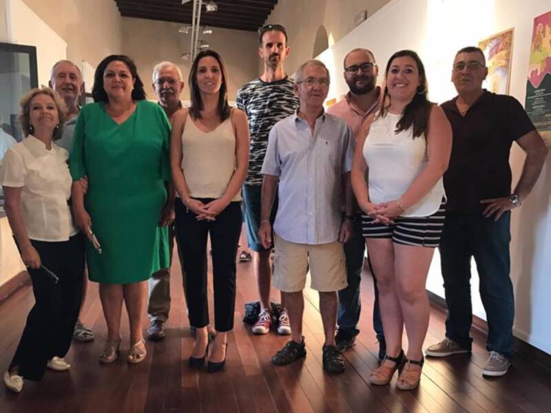 La exposición de carteles y fotografías de las Fiestas de Regla y de la popular avioneta ya puede visitarse en el Castillo