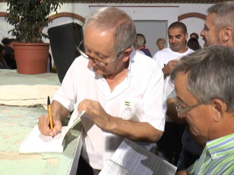 El Patio San Luís se llenó ayer para la presentación del libro de Juan Luis Naval Molero sobre el habla chipionera