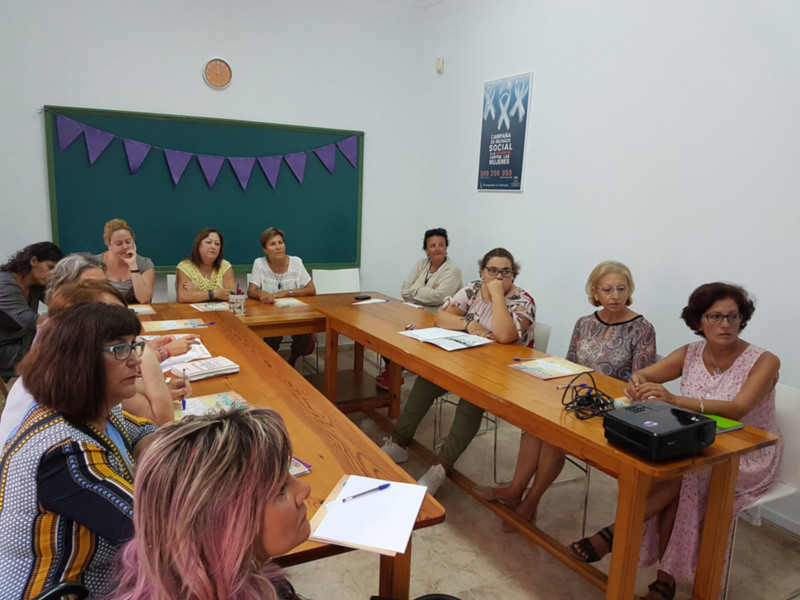 15 mujeres de Chipiona realizan un taller de alfabetización mediática de la Asociación de Emisoras Municipales de Andalucía