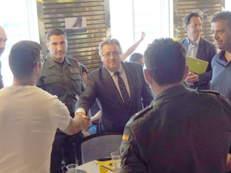El ministro del Interior desayuna con los policías nacionales y guardias civiles alojados en barcos en Barcelona y les asegura que el Gobierno defende