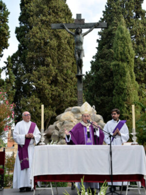Asenjo presidió la Eucaristía que se  celebró en el hispalense Cementerio de San Fernando por el día de los Difuntos.