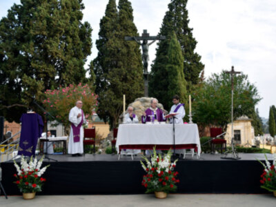 El arzobispo de Sevilla, monseñor Juan José Asenjo oficio en el cementerio de San Fernando la misa con motivo del día de los Fieles Difunto