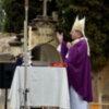 Eucaristía  de monseñor Asenjo en el cementerio de San Fernando por los fieles difuntos.
