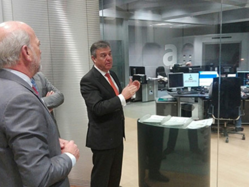 El subdelegado de gobierno en Sevilla, Ricardo Gil-Toresano, ha visitado hoy la sede de Endesa en la capital hispalense