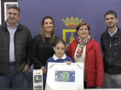 Cecilia Díaz Gotor recibe el premio como finalista del concurso digital infantil de Aqualia