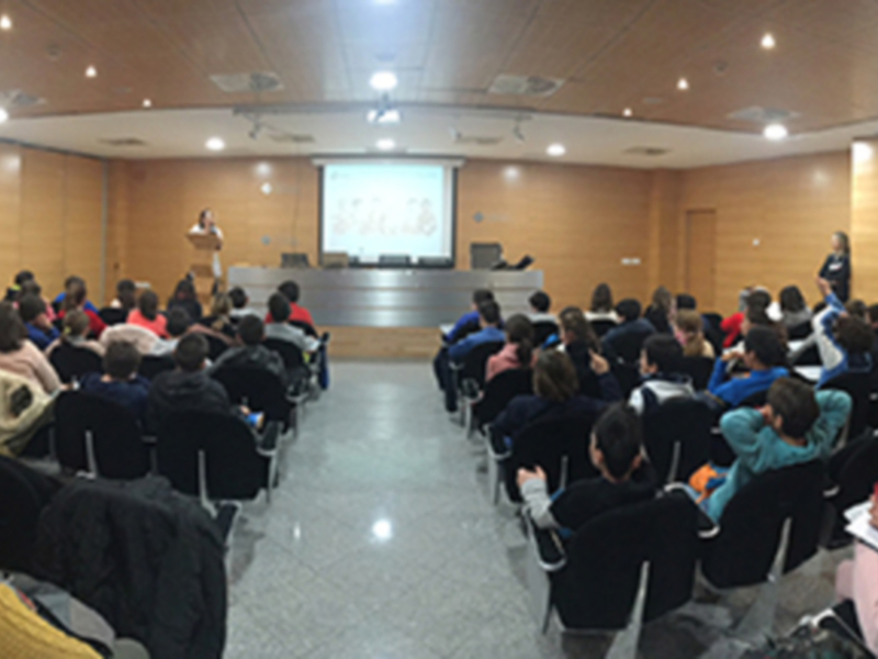 75 niños de los colegios Luis Cernuda y Juan XXIII visitan el Hospital Vithas Nisa Sevilla