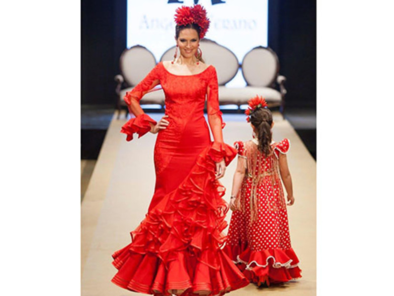 Noelia Margotón, esposa de Víctor Puerto, debuta con su hija Paola en la Pasarela Flamenca de Jerez