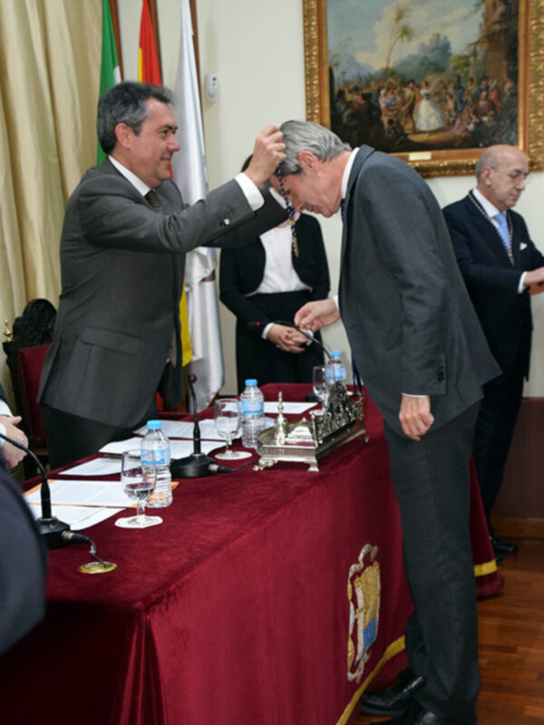 Medallas a los nuevos directivos que tomaron posesión en el ateneo sevillano