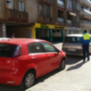 Vecinos multados en Los Remedios por aparcar en la calle Arcos en Zona Azul.
