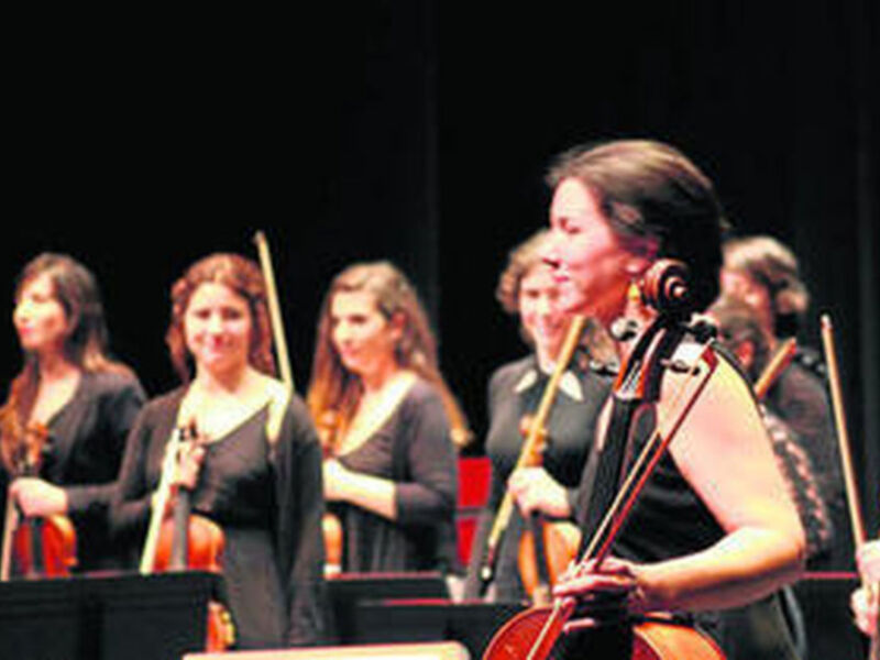 La Orquesta de Cámara de Mujeres Almaclara·Inés Rosales y la escritora Eva Díaz Pérez, que ha publicado recientemente una novela basada en la obra de