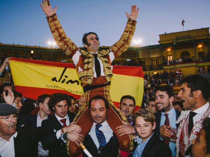 Juan José Padilla se despidió de Jerez, su tierra natal, a lo grande, saliendo por la puerta Grande y tras brindar su último toro a sus padres