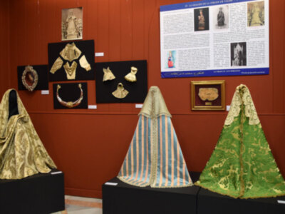 La ciudad de Dos Hermanas expone en el mercantil los enseres de la Hermandad del Valme.
