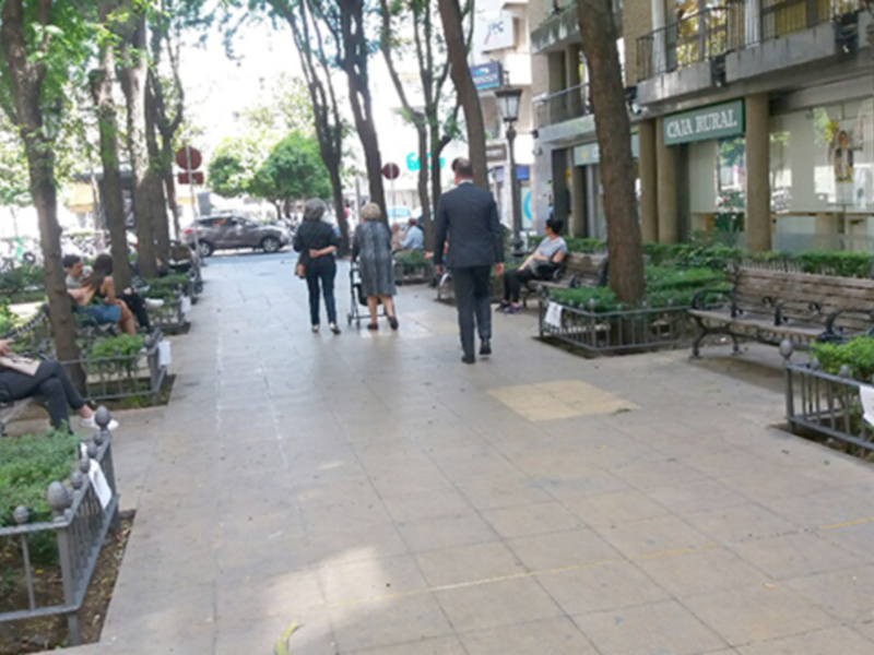 El Ayuntamiento de Sevilla pinta la valla de los parterres del pasaje de la Plaza de la Magdalena