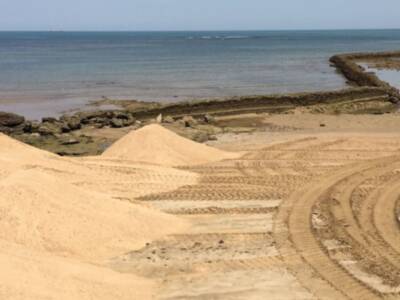 Demarcación de Costas comienza con la adecuación de la arena en la playa de La Cruz del Mar
