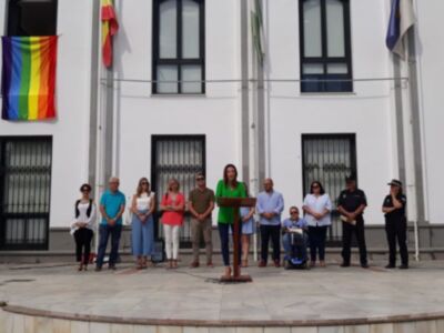 La bandera arcoiris y una declaración institucional muestran el compromiso de Chipiona con el movimiento LGTBI