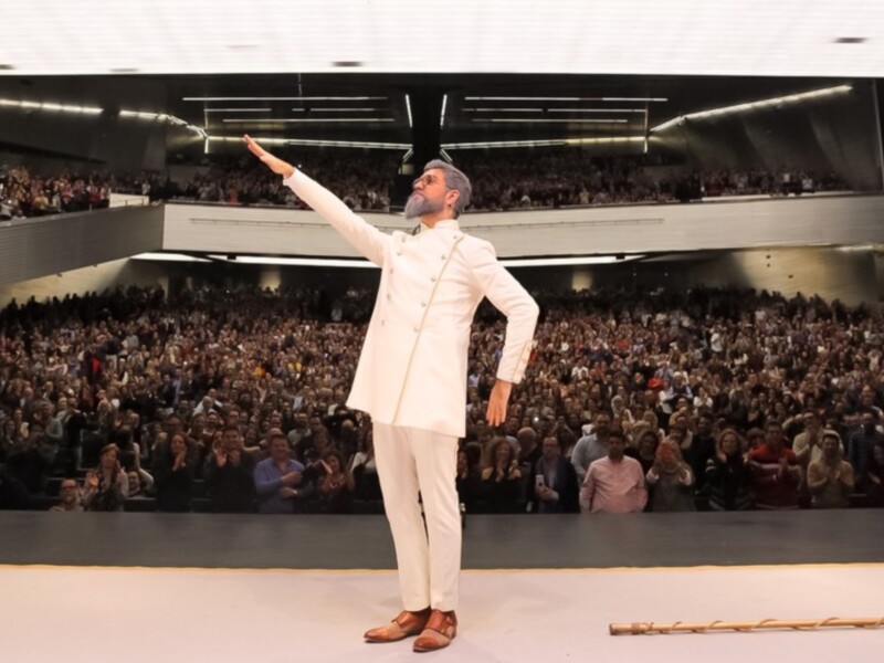 le actor y humorista Manu Sánchez, roza el lleno en su estreno en el nuevo espacio escénico de la ciudad, dotado con 2.000 butacas