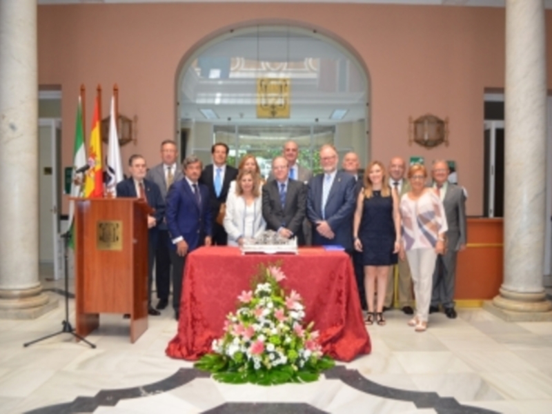 Una representación del cuerpo consular de Sevilla visitó el presidente y su junta directiva del Ateneo hispalense.