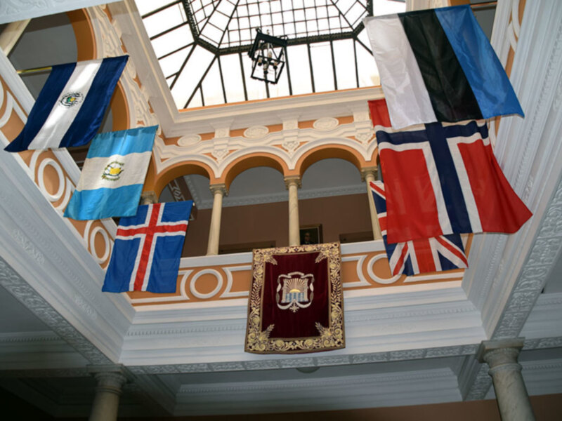 El pasado fin de semana visitaron  una representación del cuerpo consular de Sevilla en el Ateneo hispalense.