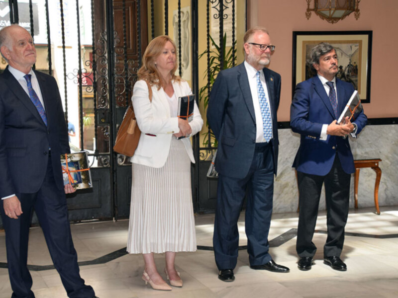 Una representación del cuerpo consular de Sevilla visitó el ateneo hispalense.
