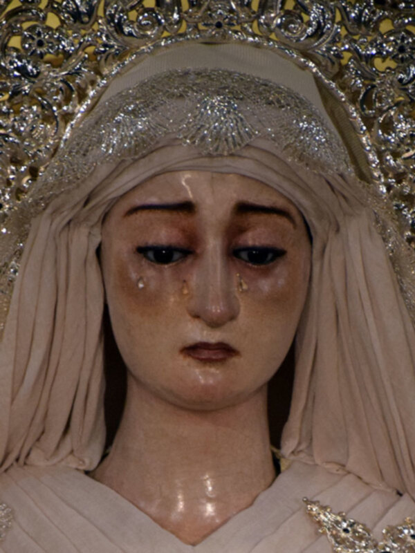 La Señora de la Soledad de San Lorenzo vestida de blanco