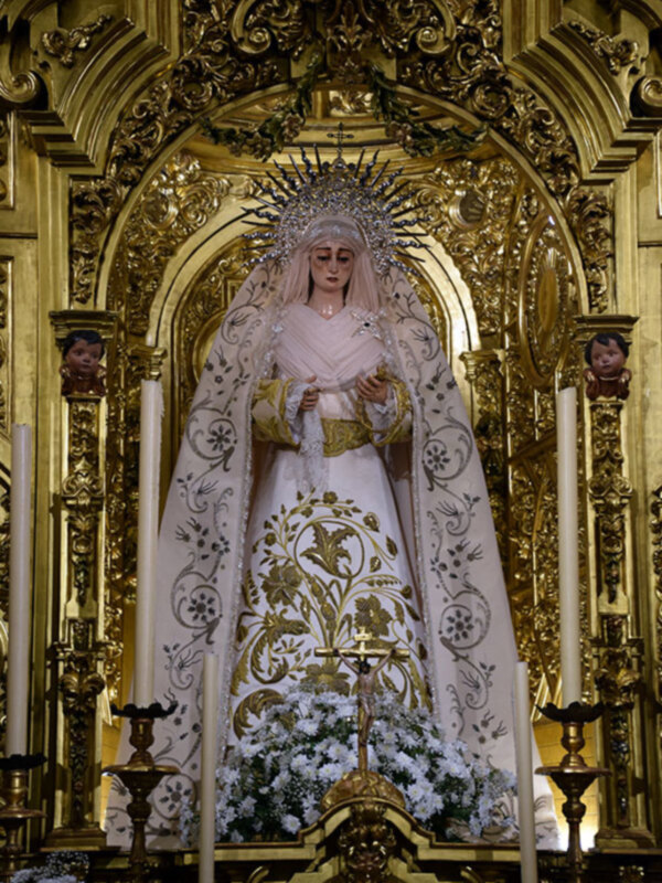 La Sevillana Virgen de la Soledad de San Lorenzo vestida de blanco