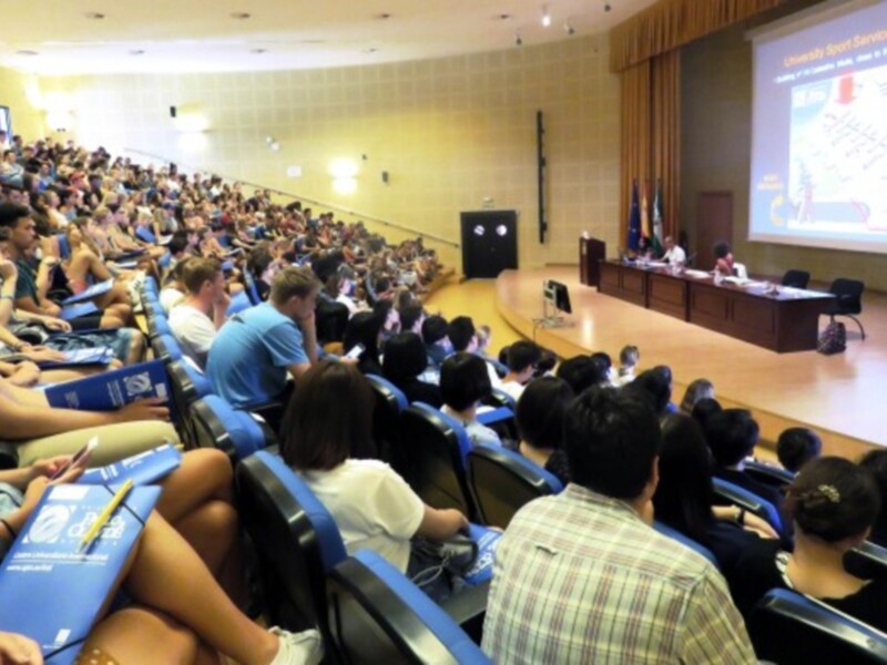 La Universidad Pablo Olavide arranca una oferta formativa en moda, con un curso de postgrado compuesto por profesionales del sector.
