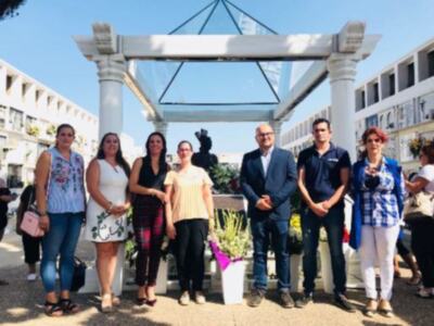 Ayuntamiento de Chipiona y 'RJ La más grande' recuerdan a Rocío Jurado con una ofrenda floral en el día de su cumpleaños