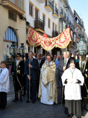 El Rvdo. Marcelino Manzano  Vílchez portó el Lignum Crucis en la procesión de Traslado