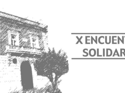 Un edificio con una lámpara de calle y un árbol a su lado, junto con el texto "X ENCUENTRO SOLIDARIO".
