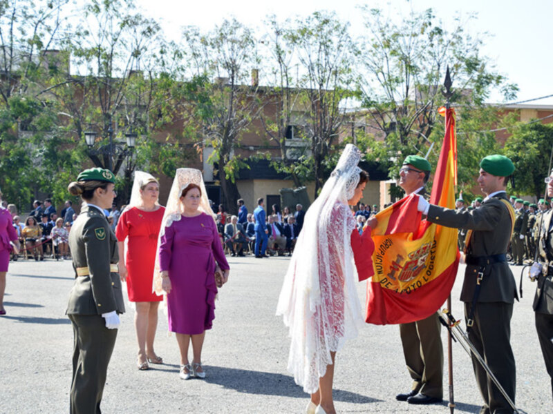 Muchos sevillanos han prestado juramento ante la bandera en el cuartel de Torreblanca.