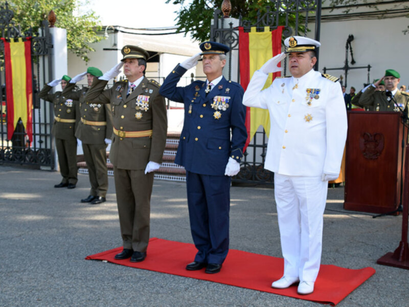 143 mujeres y 137 hombres han participado en la Jura de Bandera para personal civil,  en Sevilla.