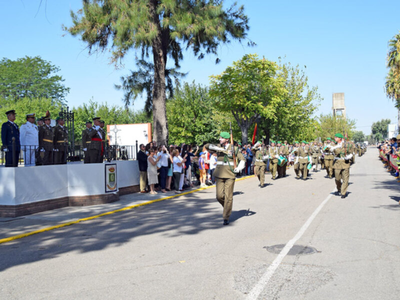 Unas 300 personas participaron en la jura de Bandera civil en el acuartelamiento de Torreblanca de Sevilla