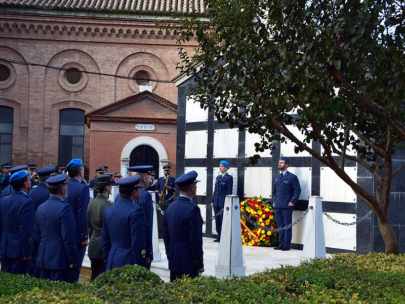 Rezo en el cementerio de san Fernando por los militares del Aire.