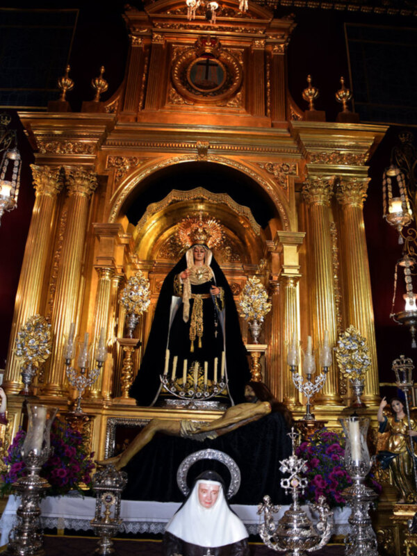 La Virgen de los Dolores en el mes de los difuntos.