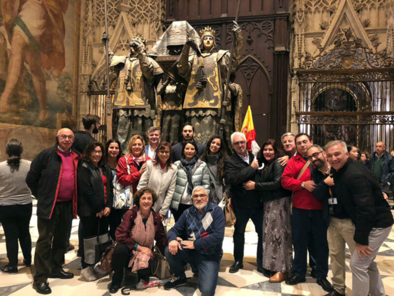 Los nuevos hermanos de la delegación de HNME recibieron el diploma acreditativo en la ciudad de Sevilla.