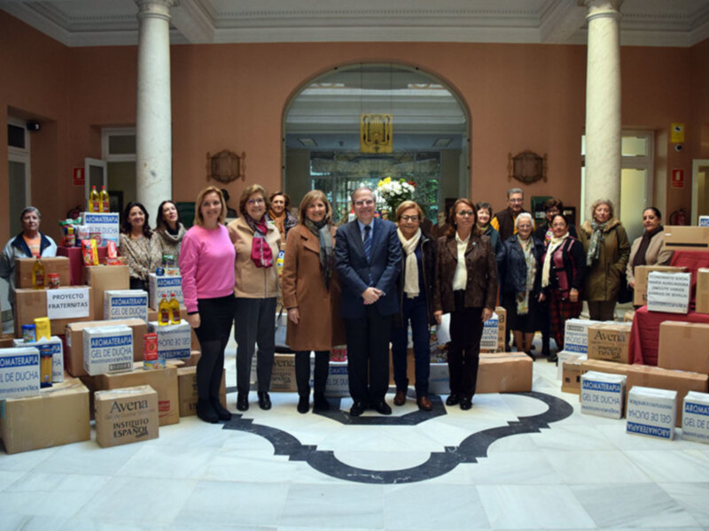 El Ateneo hispalense entregó una tonelada de alimentos a colectivo sociales.