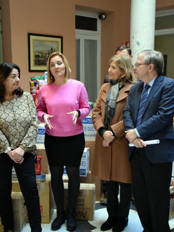 Los comedores sociales de Sevilla recibieron una tonelada de alimentos del Ateneo hispalense.