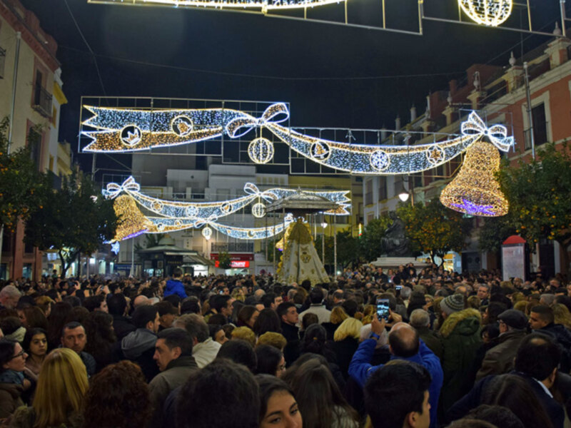 La Virgen del Rocío camino por Sevilla con aire marismeño.