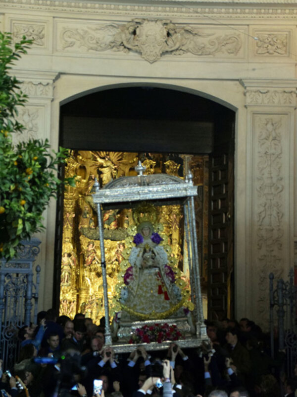 La Virgen del Rocío del Salvador protagonizó la última procesión de gloria del año en Sevilla