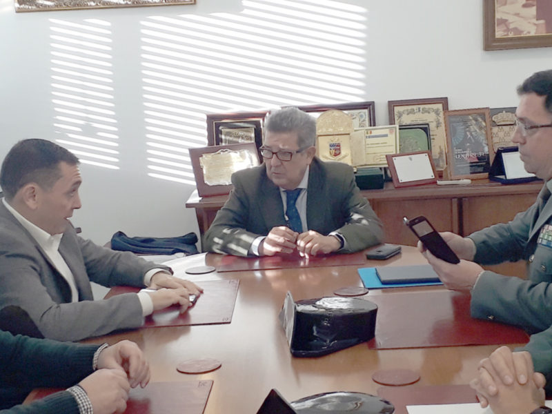 La Subdelegación del Gobierno se compromete a mantener la vigilancia de la Guardia Civil en Umbrete para frenar la ocupación ilegal de viviendas